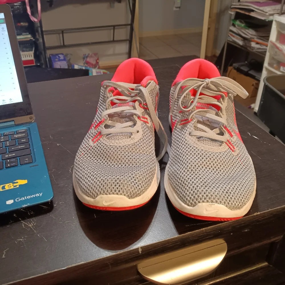 Nike shoes , size 8. - Picture 2 of 5